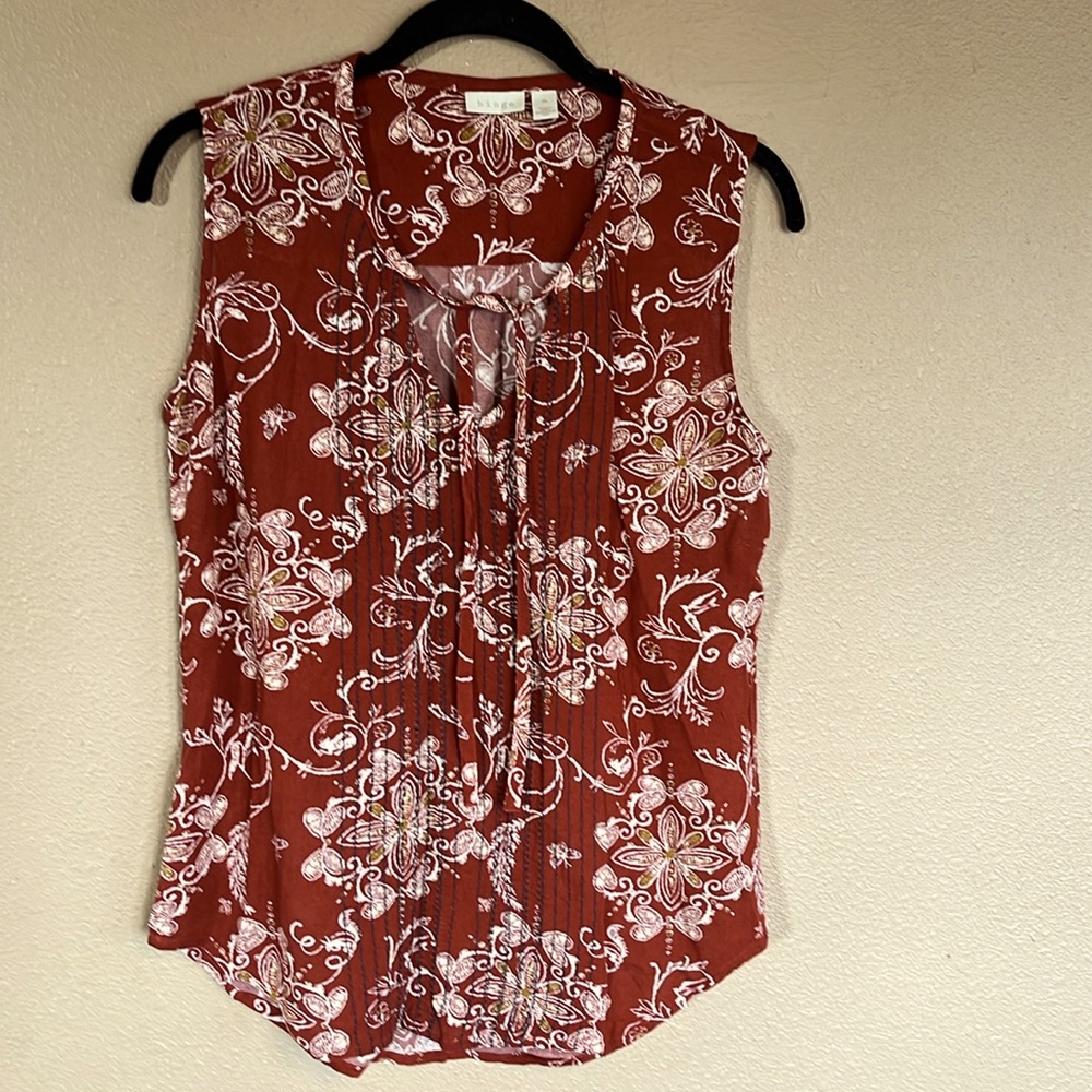 Hinge sleeveless shirt.  Size M